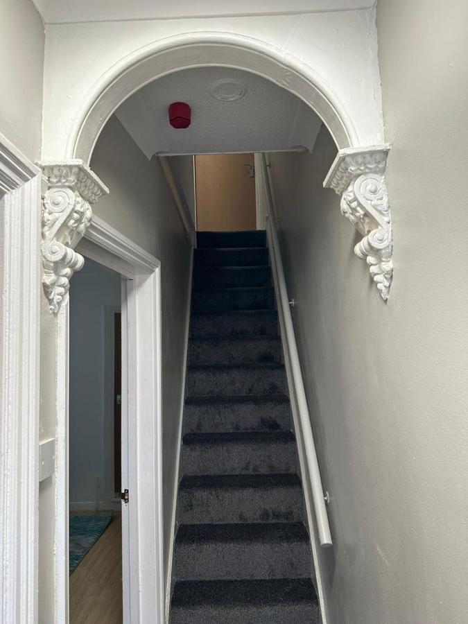 Luton Home Near Airport Private & Shared Bathroom Option Eksteriør billede